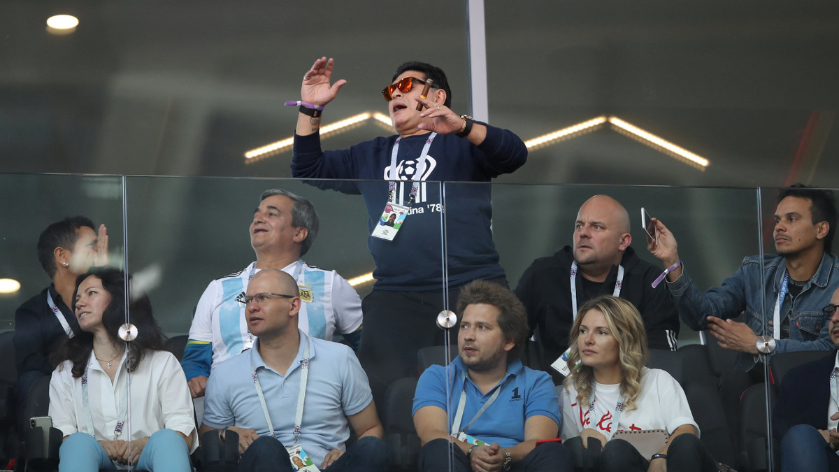 Photo of مارادونا يعتذر عن “التدخين” ويقول: ميسي هو السبب