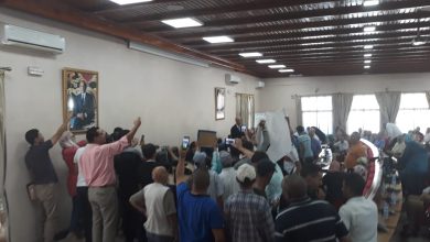 Photo of عمدة طنجة ينفجر في وجه رئيس الدائرة ويستنجد بالوالي لـ”إنقاذه” من حصار المحتجين
