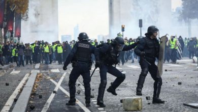 Photo of ماكرون في ورطة جديدة بعد إعلان نقابة الشرطة الفرنسية الإضراب عن العمل