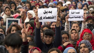 Photo of برلمانيون: الحكومة عاجزة عن التعاطي مع مطالب المحتجين