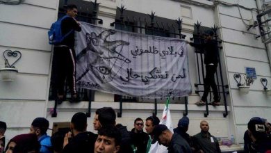 Photo of محتجو الجزائر يرددون أغنية الرجاء “في بلادي ظلموني”رفضا لترشح بوتفليقة