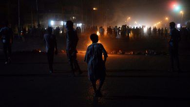Photo of انقطاع الكهرباء عن بلد كامل.. والحكومة تتعلل بـ”عطل طارئ”
