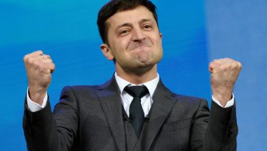 Photo of سنوات بعد تجسيده لدور الرئيس.. الممثل الكوميدي زيلينسكي رئيسا لأوكرانيا باكتساح!