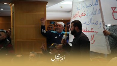 Photo of محتجون يوقفون دورة جماعة طنجة ويطالبون بسوق ومدرسة وسجن!