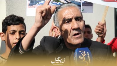 Photo of بالفيديو.. “عميد” المحتجين بجماعة طنجة: الدورة توقفت لأنهم لم يوزعوا علينا الماء!