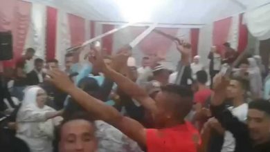 Photo of الأمن يعتقل شخصا ويطارد آخرين بعد تلويحهم بالسيوف في حفل زفاف!