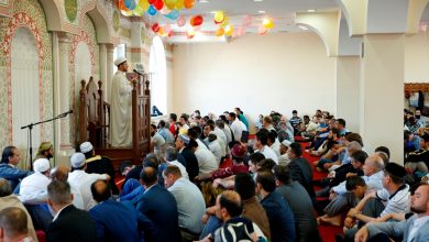 Photo of لأنها تساند النظام العسكري.. شاب جزائري يوقف خطبة العيد