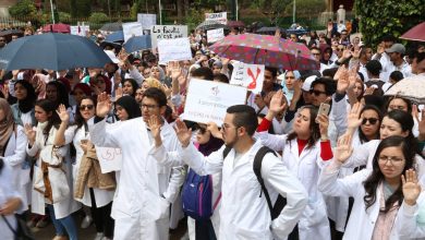Photo of طلبة الطب يعودون للاحتجاج تضامنا مع استمرار توقيف أستاذ جامعي