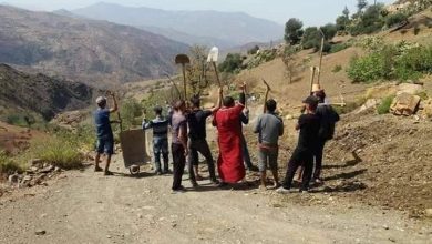 Photo of سكان إحدى قرى إقليم شفشاون يشقون طريقا بسواعدهم