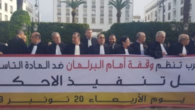 Photo of المحامون يواصلون ضغطهم على الحكومة وينظمون وقفات احتجاجية أمام المحاكم