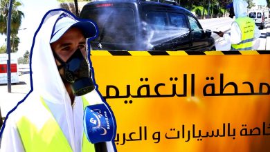 Photo of حتى لا تدخل كورونا مدينتهم. متطوعون يعقمون سيارات المواطنين بمدخل المضيق