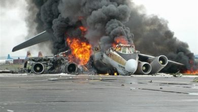 Photo of تحطم طائرة باكستانية بمنطقة سكنية كانت تقل أزيد من 100 شخص