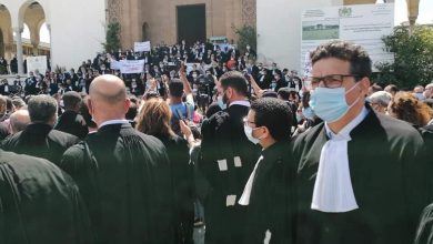 Photo of المحامون يحتجون بعد قرار إفراغ مكتب زميل لهم ويهددون بالتصعيد