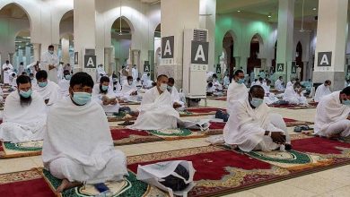 Photo of الحجاج يؤدون صلاتي الظهر والعصر في عرفات