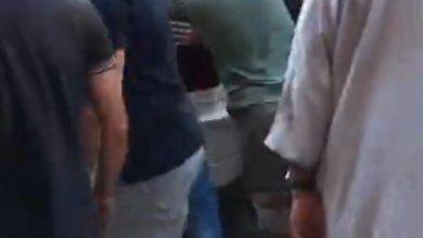 Photo of فضيحة..مواطنون يدفعون سيارة إسعاف تقل شخصا سقط من علو مرتفع -فيديو-