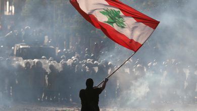 Photo of لبنانيون يواصلون احتجاجهم ويطالبون بإسقاط النظام السياسي الحاكم