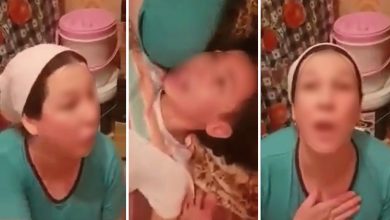 Photo of التحقيق مع أم ظهرت في فيديو تعذب طفلتها بشكل وحشي