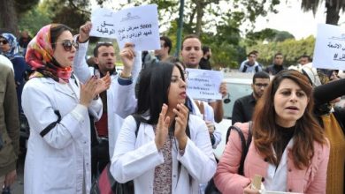 Photo of بعد قمع وقفتهم الاحتجاجية.. الممرضون يضربون عن العمل لمدة يومين