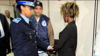 Photo of غينية تحاول تهريب 1.5 كيلوغرام من المخدرات مدسوسة تحت ملابسها