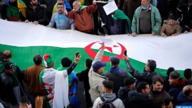 Photo of الجزائريون يخرجون في مظاهرة حاشدة لإبعاد الجيش عن الحكم