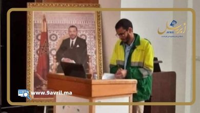 Photo of طالب يناقش أطروحة الدكتوراه مرتديا زي عامل نظافة يثير إعجاب مغاربة