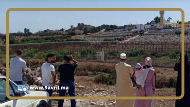 Photo of مؤثر.. عائلة تتابع دفن ابنها عبر سياج حدودي بمليلية