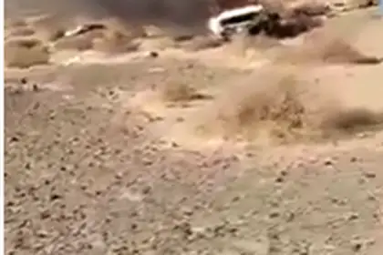 بقايا سيارة رباعية الدفع تعرضت للهجوم أمس من طائرة بدون طيار
