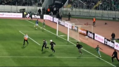Photo of “الكاف” تفرض عقوبة “الويكلو” على الرجاء لمباراتين