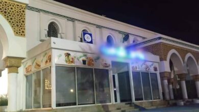 Photo of لافتة تبغ بمحاذاة مسجد بطنجة تشعل غضب طنجاويين