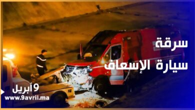 Photo of لحظة انتشال سيارة اسعاف من مجرى مائي بعد سرقتها من لدن لص