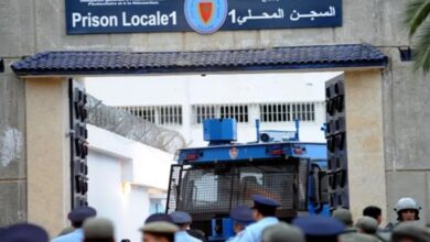 Photo of رفضا الإدلاء بجواز التقليح ..إخراج محاميين بالقوة من السجن المحلي عين السبع1