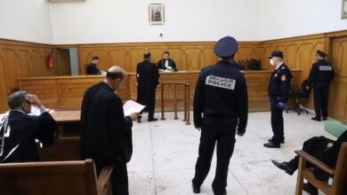 Photo of تقديم معتقلين أمام المحاكم بدون “حذاء وبدون لباس”