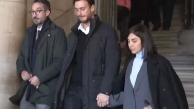 Photo of المحكمة تُجَرّدُه من الحرية.. سعد المجرد يودع زوجته قبل أن ينقله رجال الشرطة إلى السجن