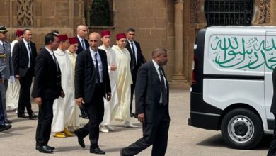 Photo of ولي العهد والأمير مولاي رشيد يتقدمان مشيعي جنازة عبد الواحد الراضي