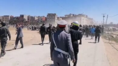 Photo of إعتقالات بالجملة بعد مواجهات عنيفة بين الأمن والساكنة في الصخيرات في ثالث أيام العيد