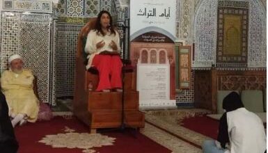 Photo of ردود فعل غاضبة من ظهور سيدة غير محجبة على منبر مسجد القرويين بفاس