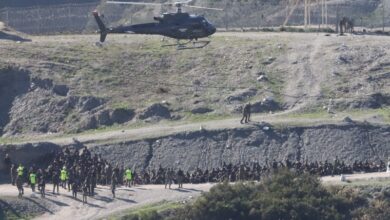 Photo of السلطات المغربية تستنفر عناصرها لمواجهة المئات من المهاجرين عند سياجات سبتة المحتلة (فيديو وصور)
