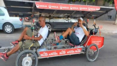Photo of الطنجاوي يوسف الهواس وصديقه غاندي مغامرين ينجحان في إجتياز المسافة بين المغرب والإمارات على دراجة “شمسية”