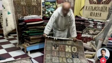Photo of بائع بالمدينة القديمة لطنجة يحاول بيع زربية صغيرة ليوتوبر أمريكي بمبلغ 8500 درهم