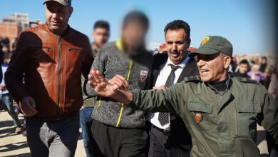Photo of شاب يتسلق عمود “ريزو” بحي المرس بطنجة ويهدد بالانـتـحـار