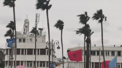 Photo of رياح قوية مصحوبة بغبار يقابلها بحر هائج بطنجة