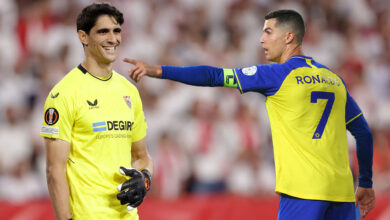 Photo of ياسين بونو يتوج بجائزة أفضل حارس مرمى عربي لعام 2024 في استفتاء كووورة