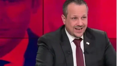 Photo of بعد طرده من قناة فرنسية.. الجزائري “مهدي غراز” يعتذر للشعب المغربي بعد تصريحاته المسيئة (فيديو)