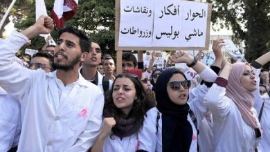 Photo of على خلفية احتجاجهم.. تأجيل أولى جلسات محاكمة طلبة الطب والأطباء الداخليين