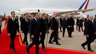 Photo of الكشف عن أسباب ظهور الملك بعكاز طبي أثناء استقباله إيمانويل ماكرون