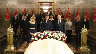 Photo of ايمانويل ماكرون وزوجته يزوران ضريح محمد الخامس بالرباط