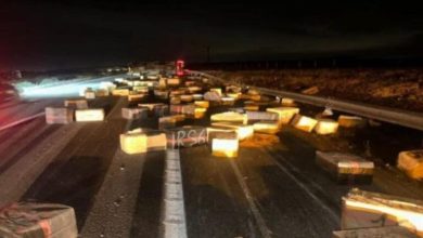 Photo of انقلاب شاحنة يكشف عن شحنة ضخمة من الحشيش تقدر بـ15 طنا على طريق مكناس
