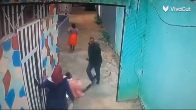 Photo of فيديو..وحش آدمي يعتدي بوحشية على نساء وسط مطالب بتحقيق العدالة