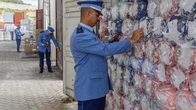 Photo of السلطات تداهم مستودعا سريا وتصادر كميات ضخمة من السلع المقلدة