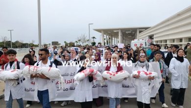 Photo of من المستشفى إلى الكلية… طلبة الطب بطنجة يسيرون لأجل غزة وإسقاط التطبيع